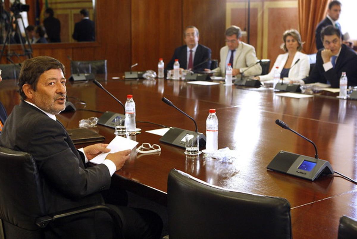 Francisco Javier Guerrero (esquerra), durant la seva compareixença davant la comissió del Parlament andalús. Francisco Javier Guerrero (esquerra), durant la seva compareixença davant la comissió del Parlament andalús.