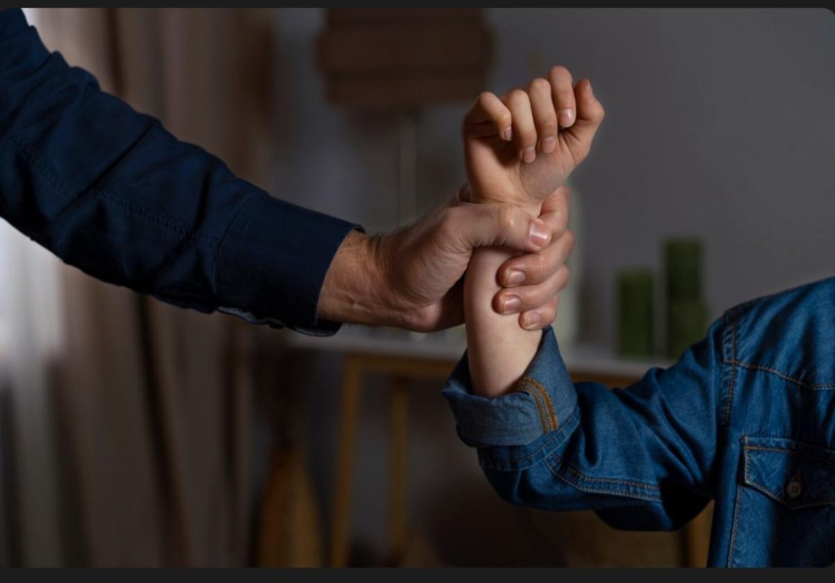 Padre frenando a un hijo.
