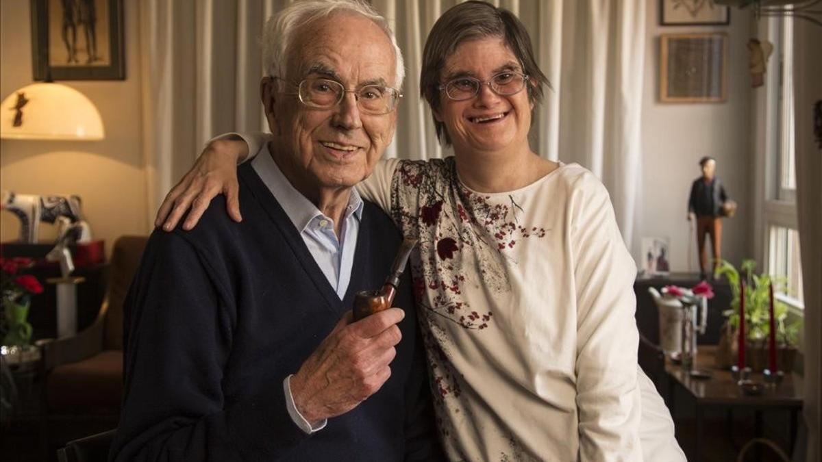 Josep Maria Espinàs y su hija Olga, en su casa