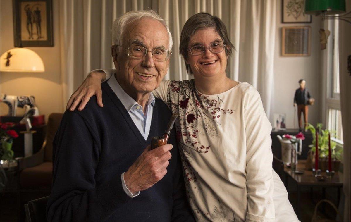 Josep Maria Espinàs y su hija Olga, en su casa, en abril del 2016.