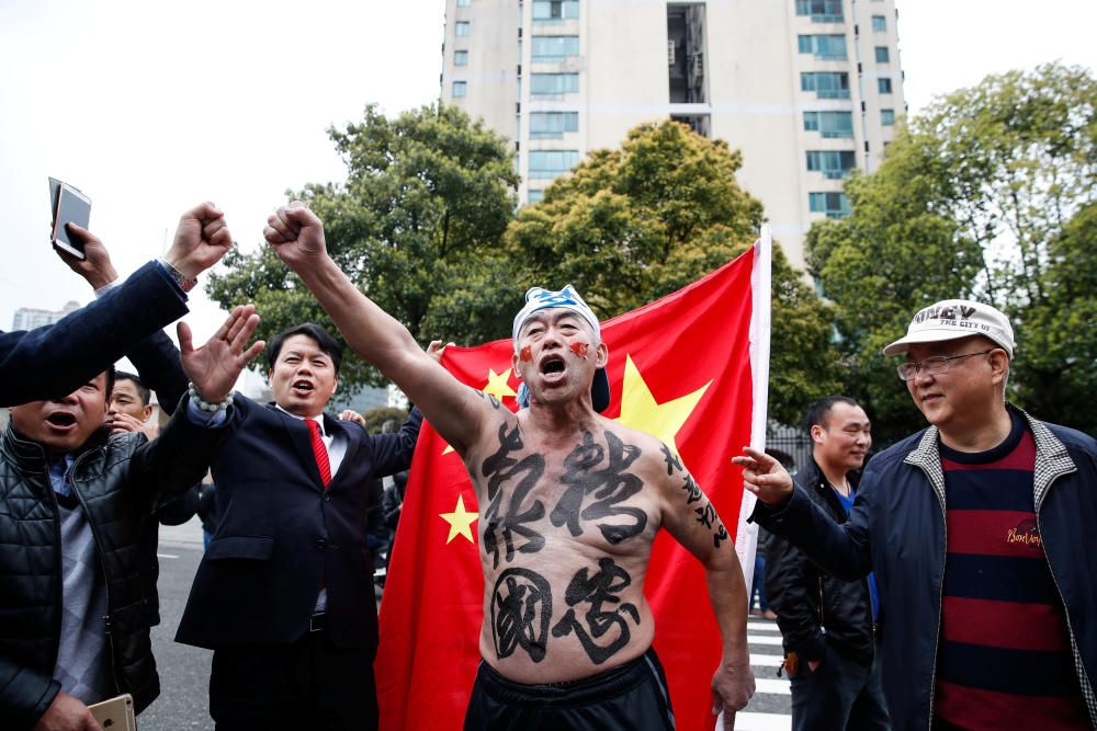 Aficionados de la selección china de fútbol gritan cánticos antes del partido de clasificación para el Mundial de Rusia 2018 ante Corea del Sur.