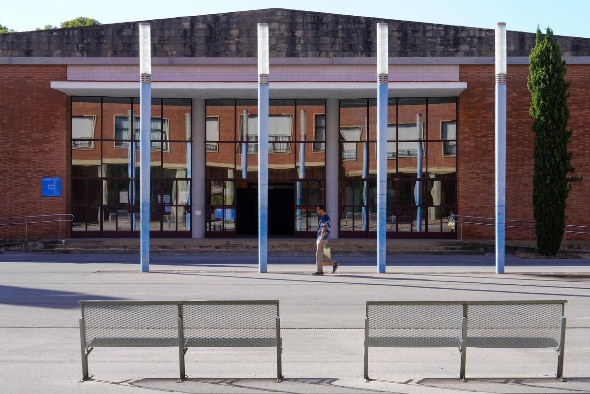 La entrada del antiguo teatro de las Llars Mundet, que se convertirá en el centro de neurociencias que la UB promueve.