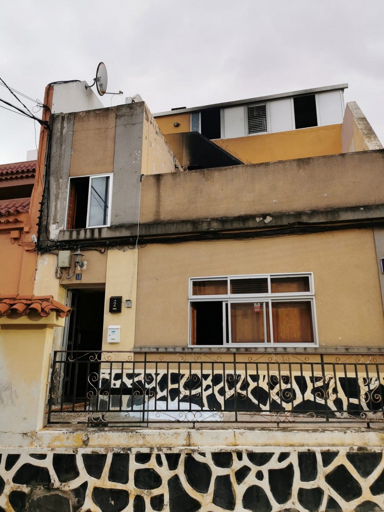 Dos heridos graves en un incendio en un edificio en Gran Canaria, con personas atrapadas