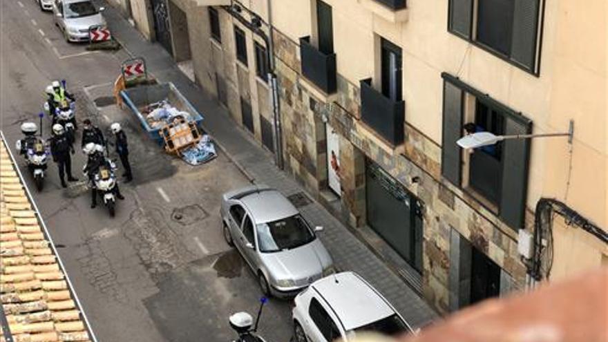 Alarma en Camino Llano tras llevarse por delante un coche dos pivotes del acerado