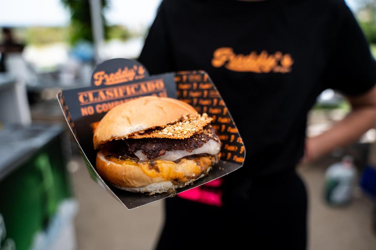 Galería | Así fue el evento de hamburguesas y tartas de queso en el parque Padre Pacífico de Cáceres
