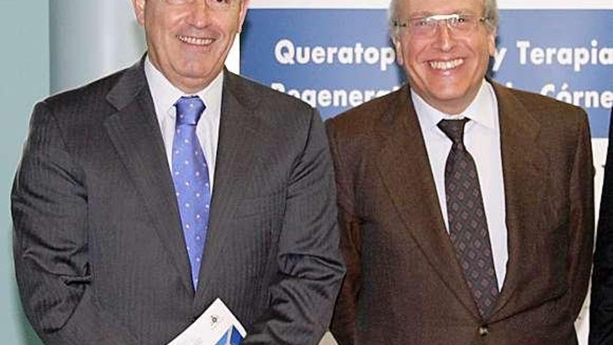 De izquierda a derecha, los doctores José F. Alfonso y Luis Fernández-Vega.