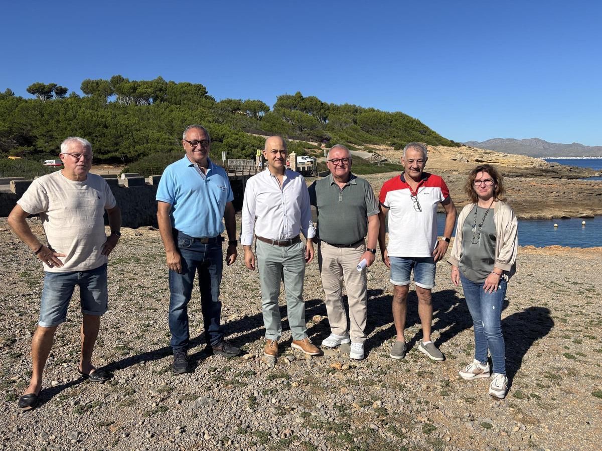 Representantes de El Pi, este lunes en sa Ferradura (Alcúdia).