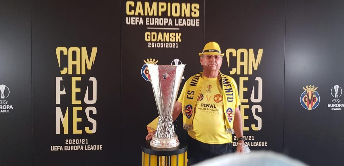 Ángel Castejón, junto a la Europa League que venció el Villarreal frente al Manchester United en 2021.