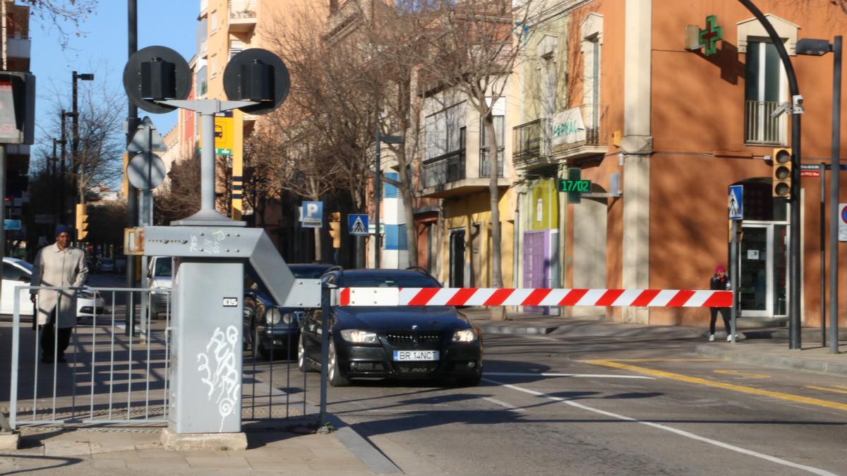 Vehicles aturats al pas a nivell de Figueres.