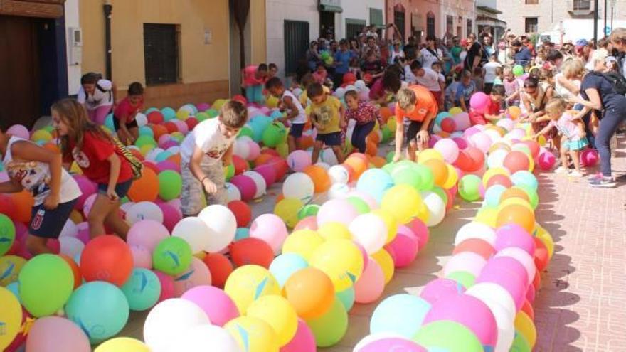 La música, el color y la diversión llenan de gran ambiente Orpesa