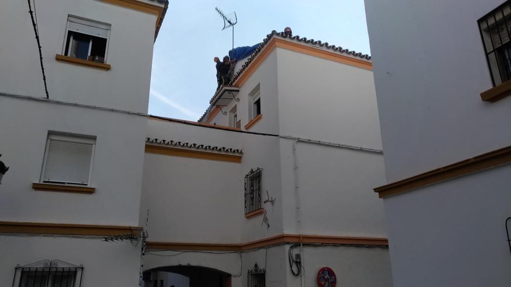 Desalojan una vivienda en Marbella al derrumbarse su techo