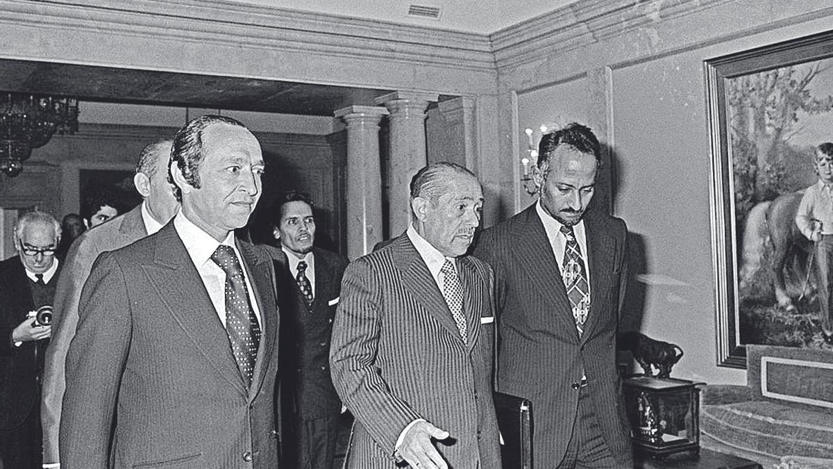 Arias Navarro, junto a Ahmed Osman, primer ministro de Marruecos, y Hamdi Ould Mouknass, ministro de Asuntos Exteriores de Mauritania