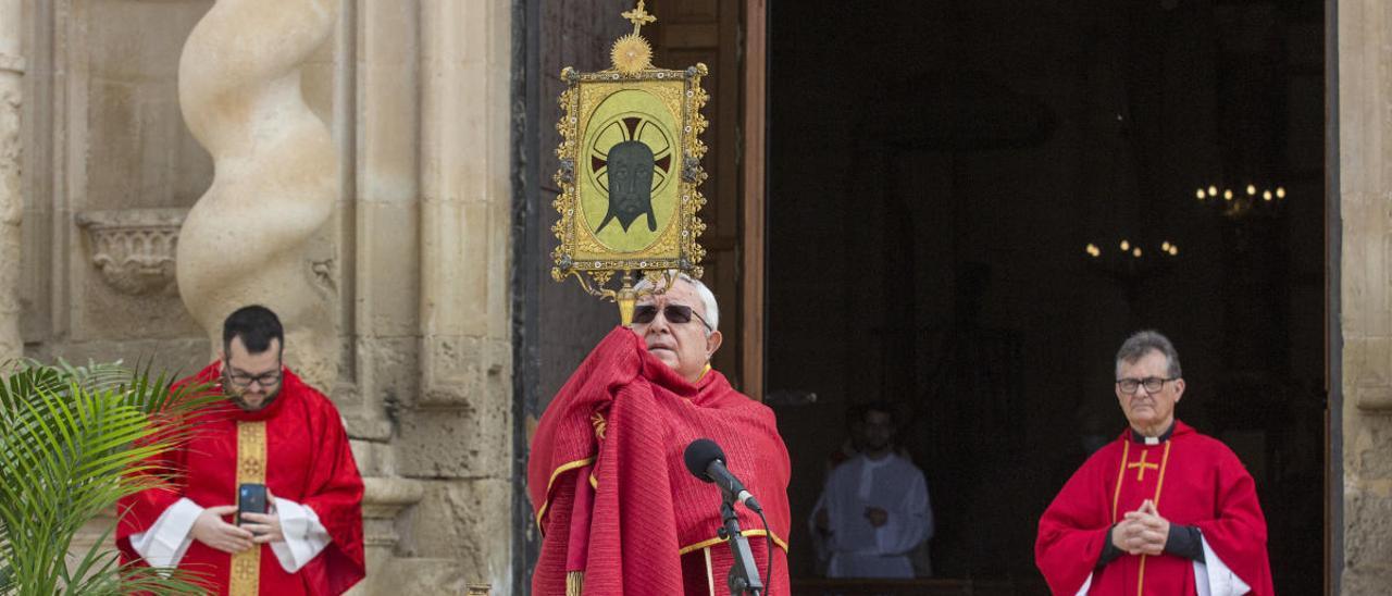 Un instante de la histórica bendición a las puertas del monasterio, al suspenderse la romería por el coronavirus