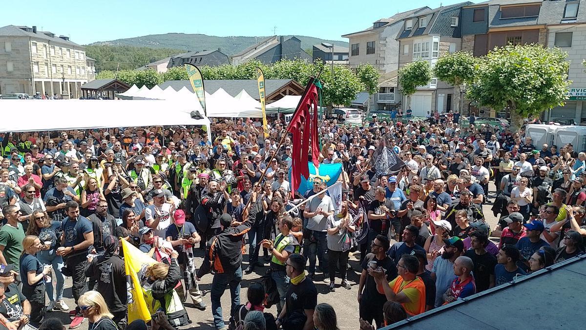 Miles de motos rugen en las carreteras de Sanabria