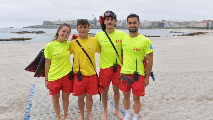 A Coruña iza la bandera azul en Riazor para inaugurar el verano con la vista puesta en las corrientes y las medusas