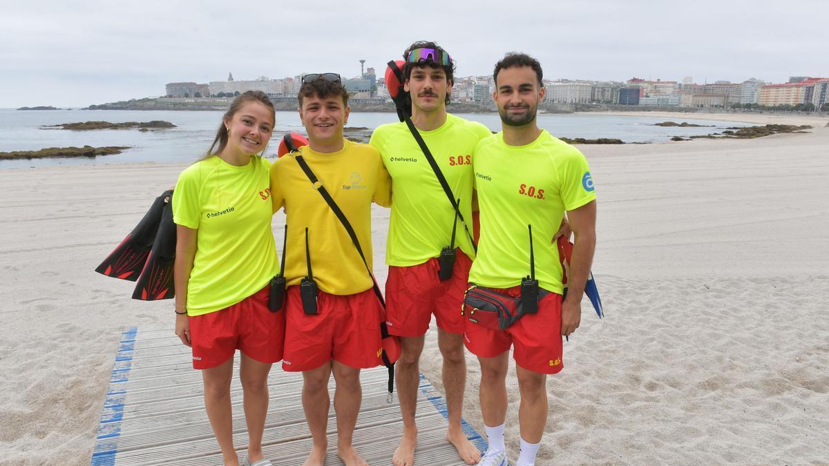 A Coruña inicia oficialmente la temporada de baño con el izado de la bandera azul en Riazor