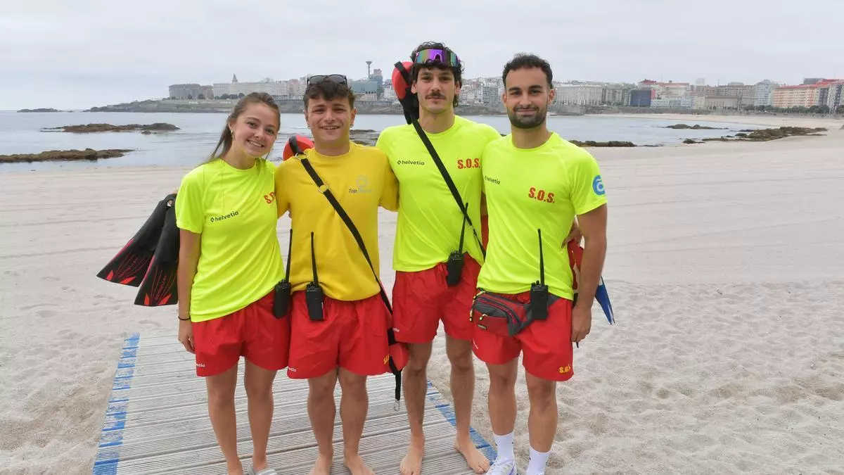 A Coruña inicia oficialmente la temporada de baño con el izado de la bandera azul en Riazor