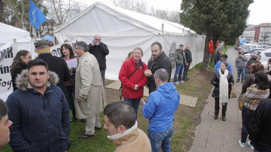 Varios alcaldes de localidades costeras gallegas visitan la acampada del cerco, el pasado martes.