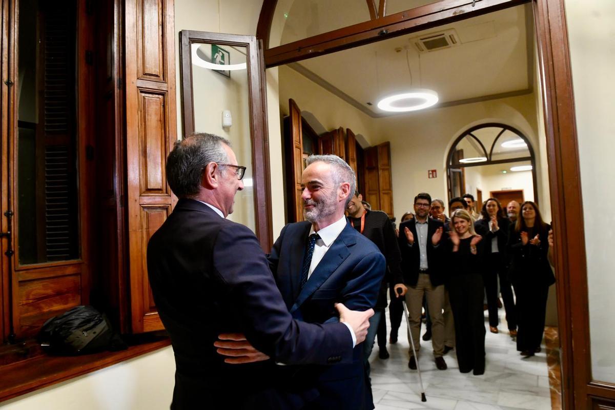 El rector saliente, José Luján, recibió al ganador de las elecciones.
