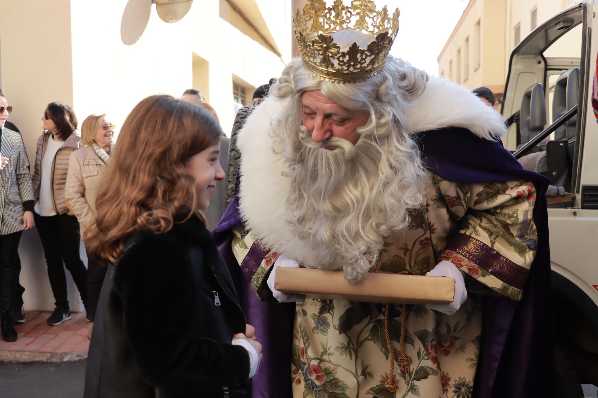 Los Reyes Mayos premian a los vecinos de Vila-real con cientos de regalos en este 2023