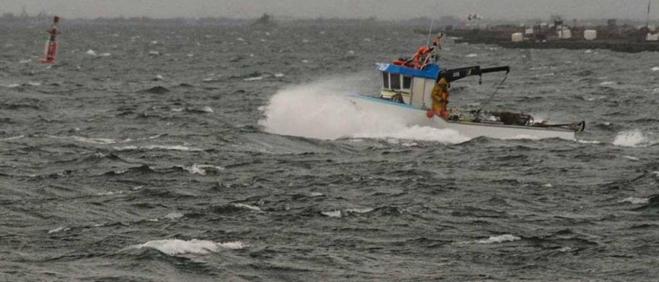 Un barco de bajura de Cambados en medio de un temporal a comienzos de año. // Iñaki Abella