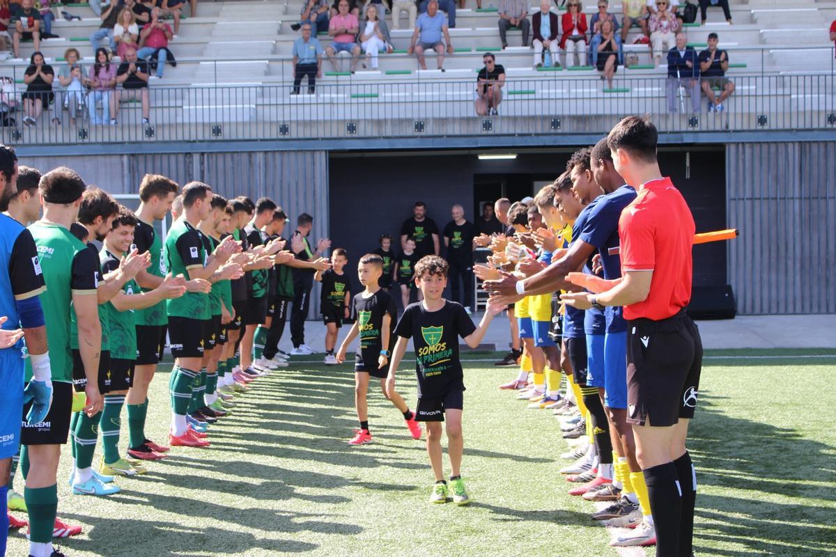 EN IMÁGENES: El pasillo del Hispano a los pequeños del prebenjamín A tras ganar la liga y conseguir el ascenso a Primera