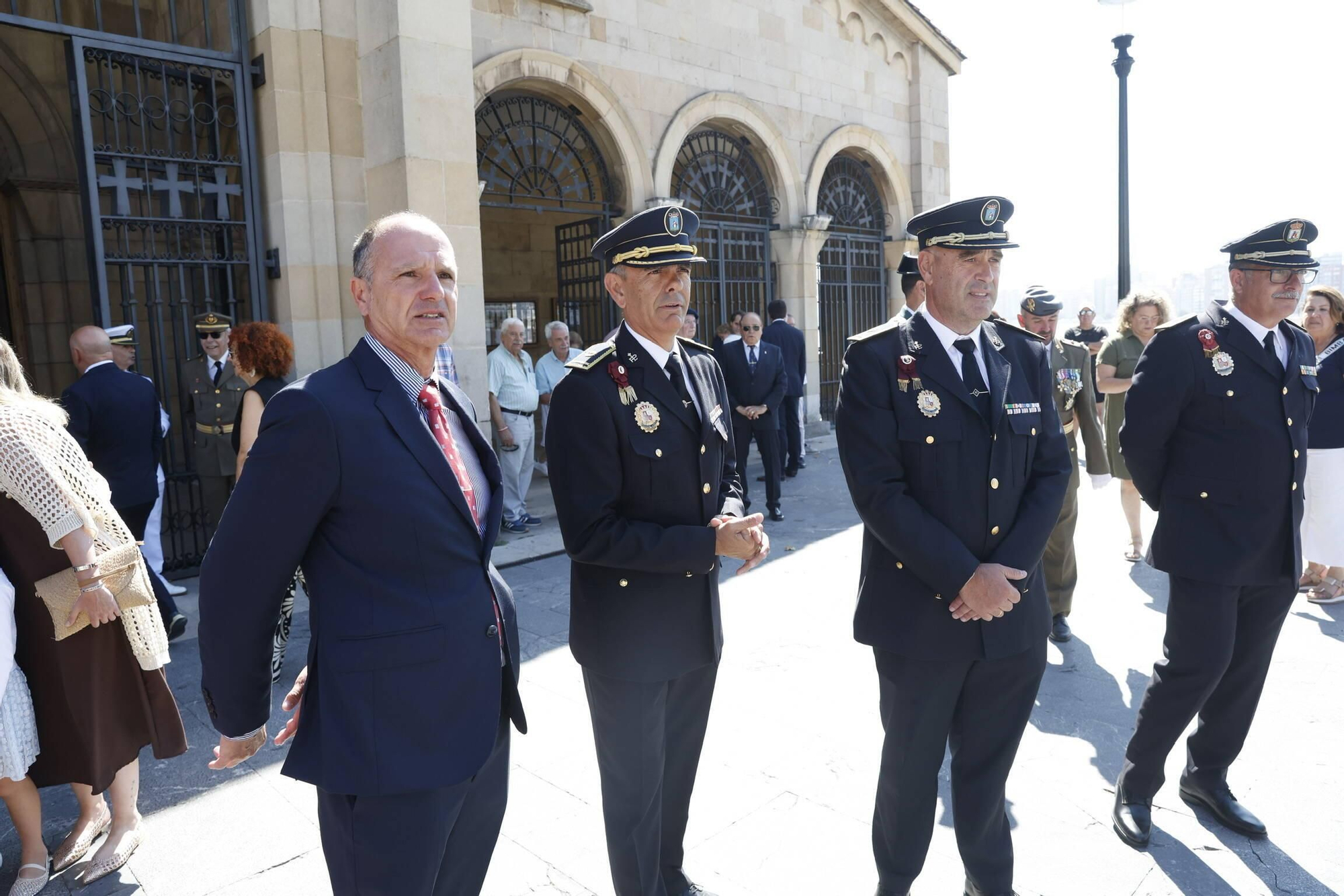 La misa con la Armada y la ofrenda floral del Carmen en Gijón, en imágenes