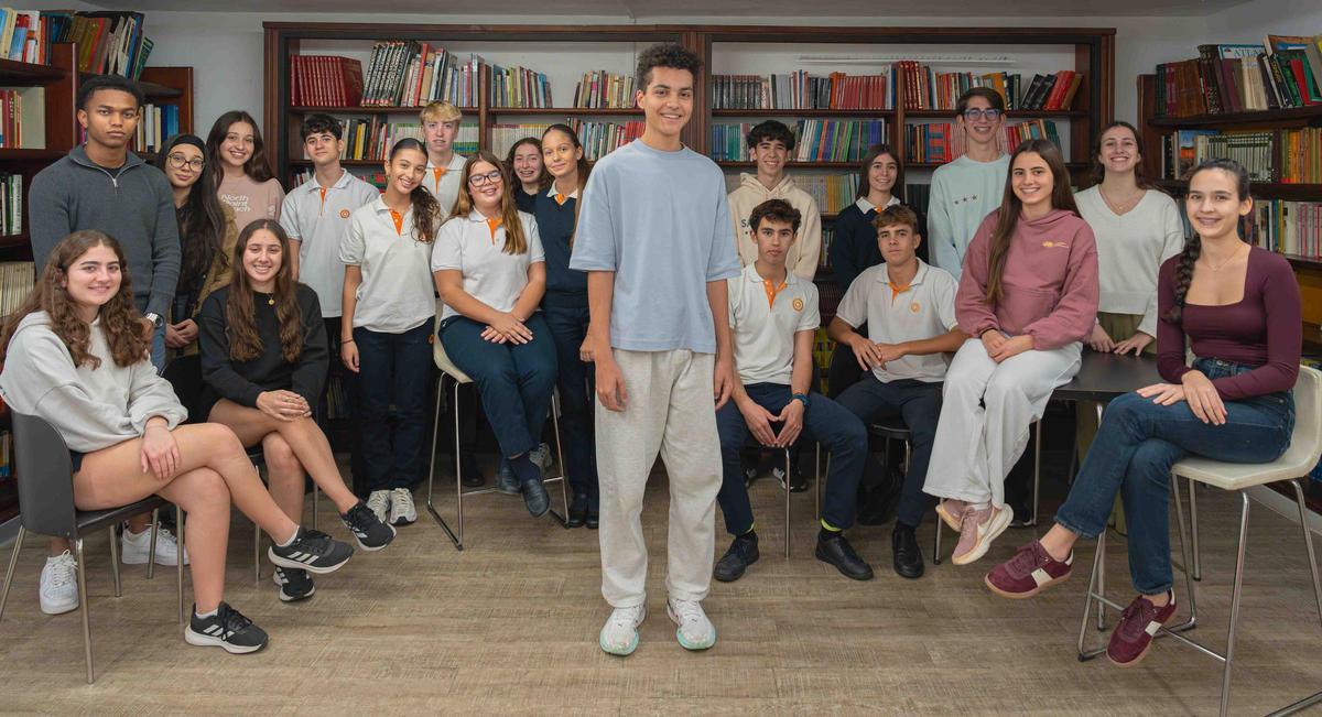 Noel junto a otros alumnos.