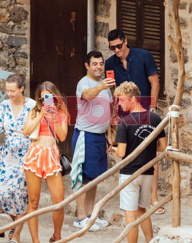 Robert Lewandowski y su mujer Anna han aprovechado las vacaciones para pasar unos días en Mallorca mientras se resuelve su posible fichaje por el FC Barcelona