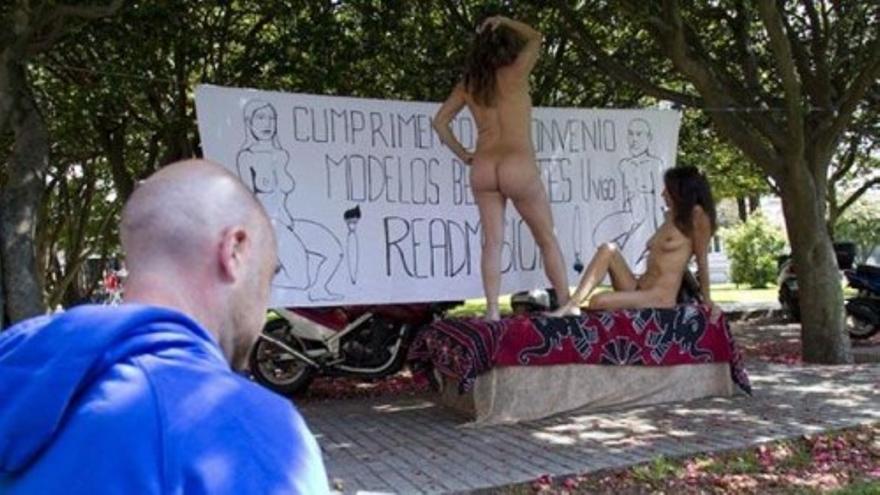 Desnudos en plena calle para reivindicar su trabajo