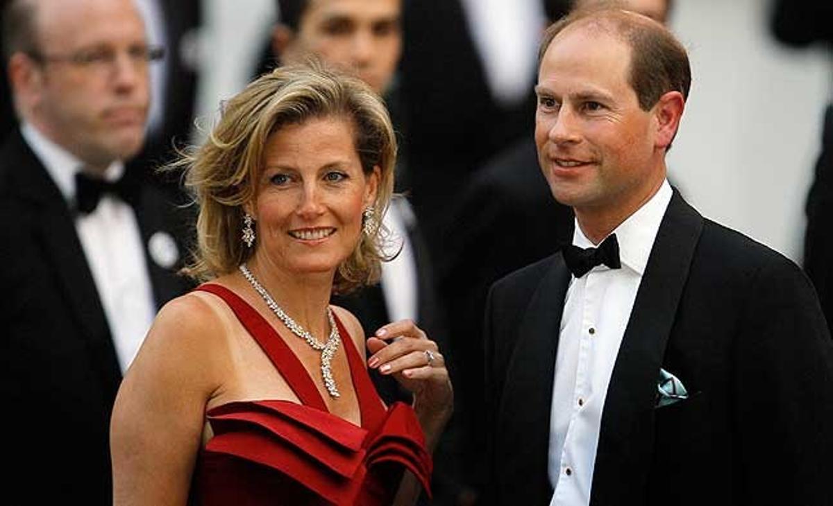 El príncep Eduard, comte de Wessex, i germà del príncep Carles, arriba al sopar de recepció amb la seva dona Sofia, comtessa de Wessex.