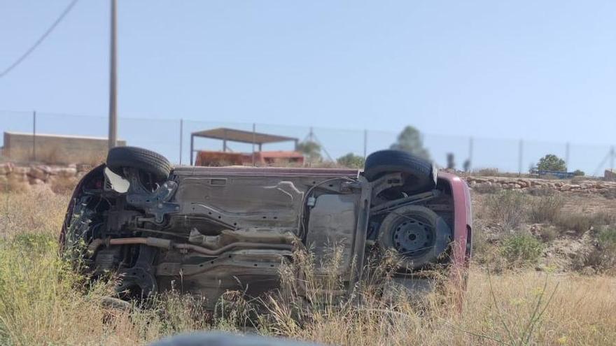 Vuelco de un vehículo en la carretera Almendricos-La Campana este viernes.