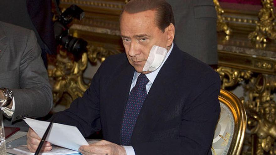 Berlusconi, en la seva primera aparició després de la darrera operació.