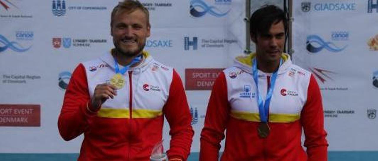 Rodrigo Germade (a la derecha) y Marcus Cooper, en el podio con sus medallas de oro en Dinamarca. |  // EFE