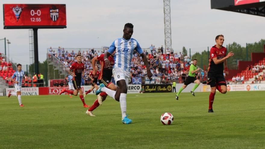 Nuha Marong conduce el balÃ³n en el encuentro frente al MirandÃ©s.