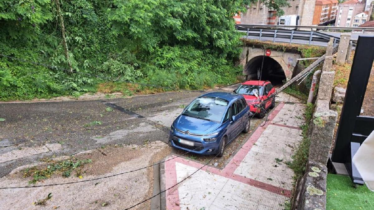 El tendido eléctrico cayó sobre el coche