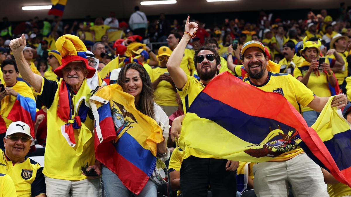 Fans de Ecuador muestran su alegría antes del inicio del partido Qatar-Ecuador en el estadio Al Bayt, en Al Khor.