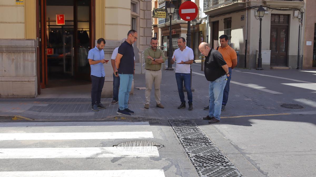 El alcalde Benlloch y el edil Madrigal, junto a técnicos, en la visita a los resultados de las obras en la calle Pere III.