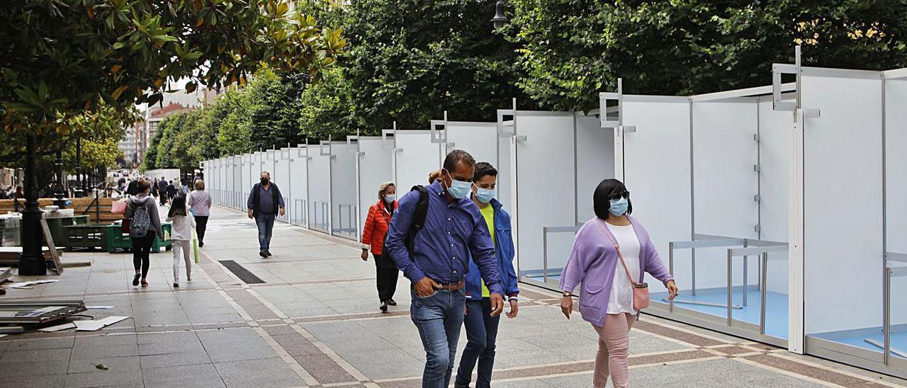 La instalación de las casetas de la Feria del Libro, ayer, en el paseo de Begoña.