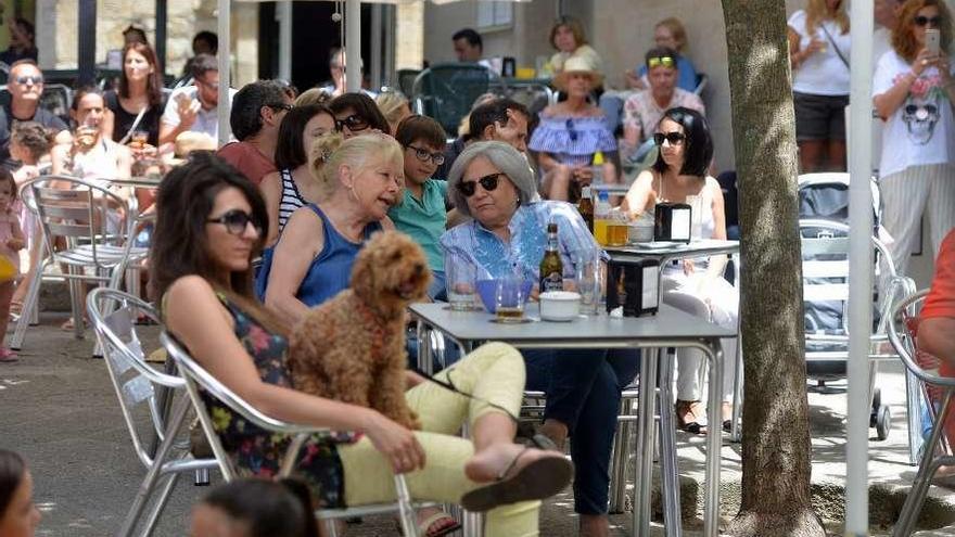 Una terraza llena de clientes este mes en la plaza Aviador. // Gustavo Santos