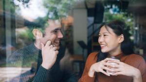 Dos personas hablan en una cafetería.