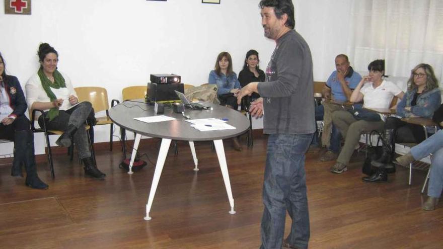 Roberto Sernández, de pie, explica el contenido del taller a los participantes. Foto