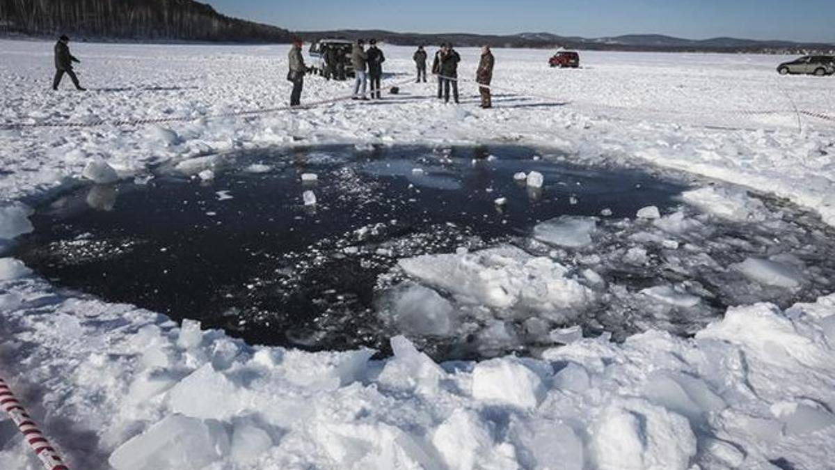 Crater del meteorito caído en el lago Chebarkul, en los Urales.