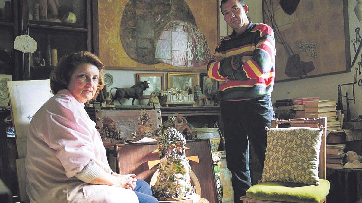 Amparo y Carlos Ruiz de Luna, en su taller de la calle Bodegueros, en 2000.