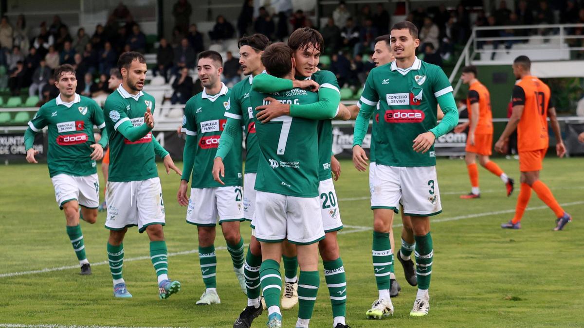 Los jugadores del Coruxo celebran uno de los goles.