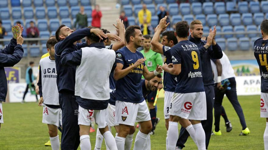 Los jugadores del UCAM, celebrando el primer puesto en Cádiz.