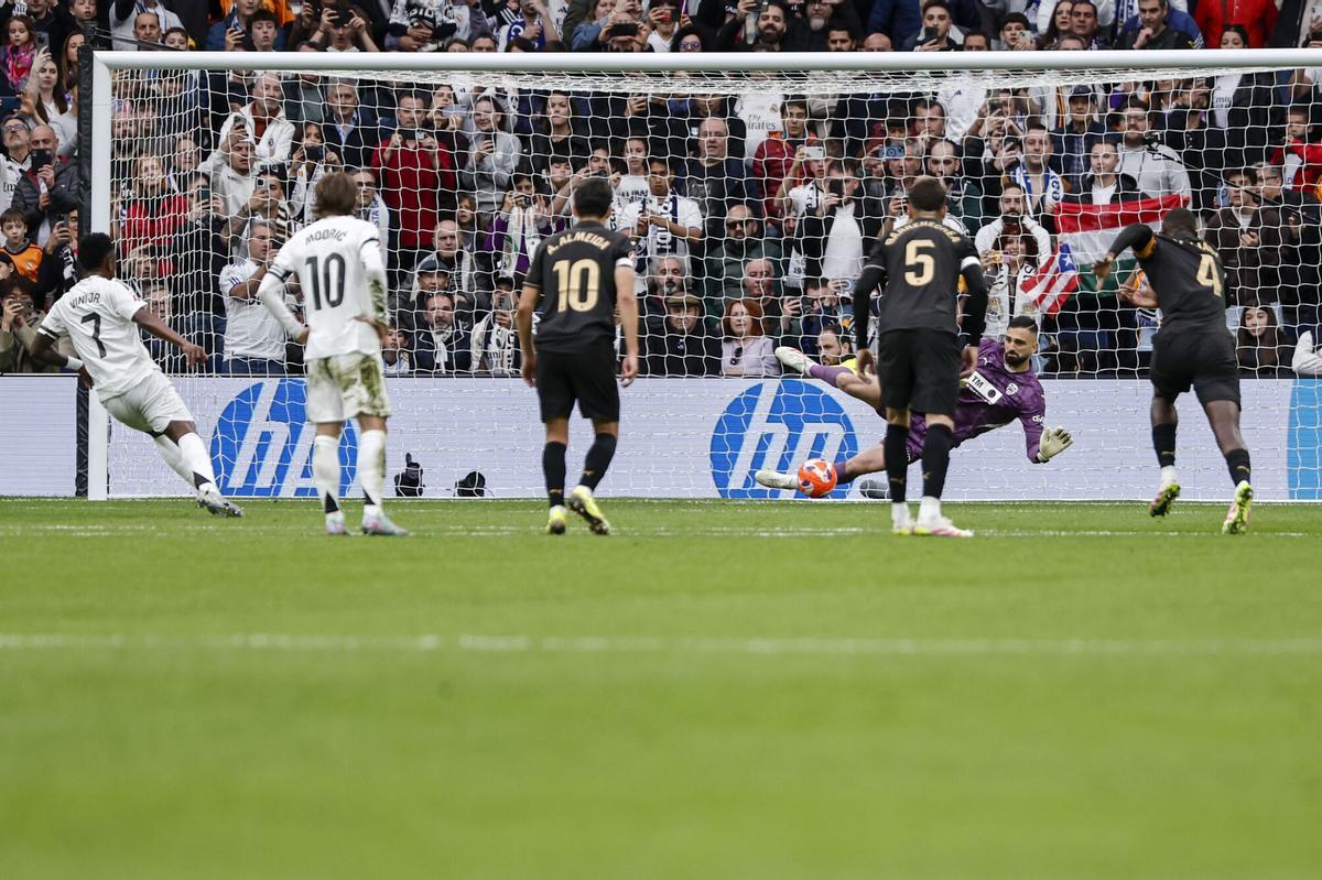 Giorgi Mamardashvili detiene un penalti de Vinicius en el Real Madrid - Valencia.