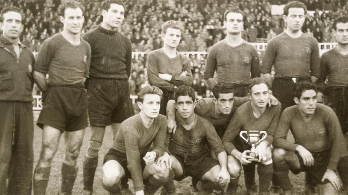 Equipo del FC Barcelona que se adjudicó la Copa Argentina en 1945. De izquierda a derecha: Mur (masajista), César, Velasco, Gonzalvo II (Josep), Curta, Sans y Elías. Agachados (mismo orden): Gonzalvo III (Marià), Bravo, Gamonal, Escolà y Martín