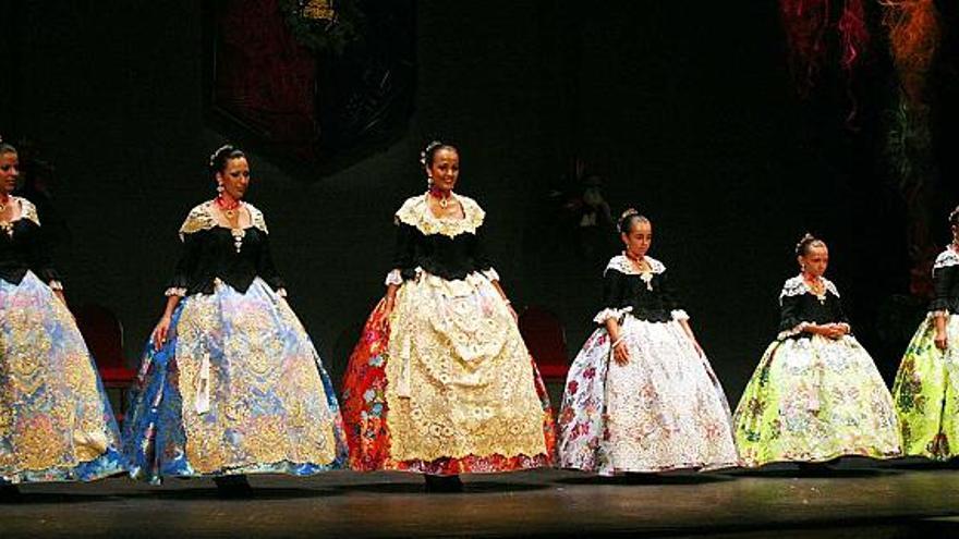 La noche de ayer estuvo marcada por la emotiva proclamación de las reinas y damas 2010 que representarán a la ciudad en los próximos meses.