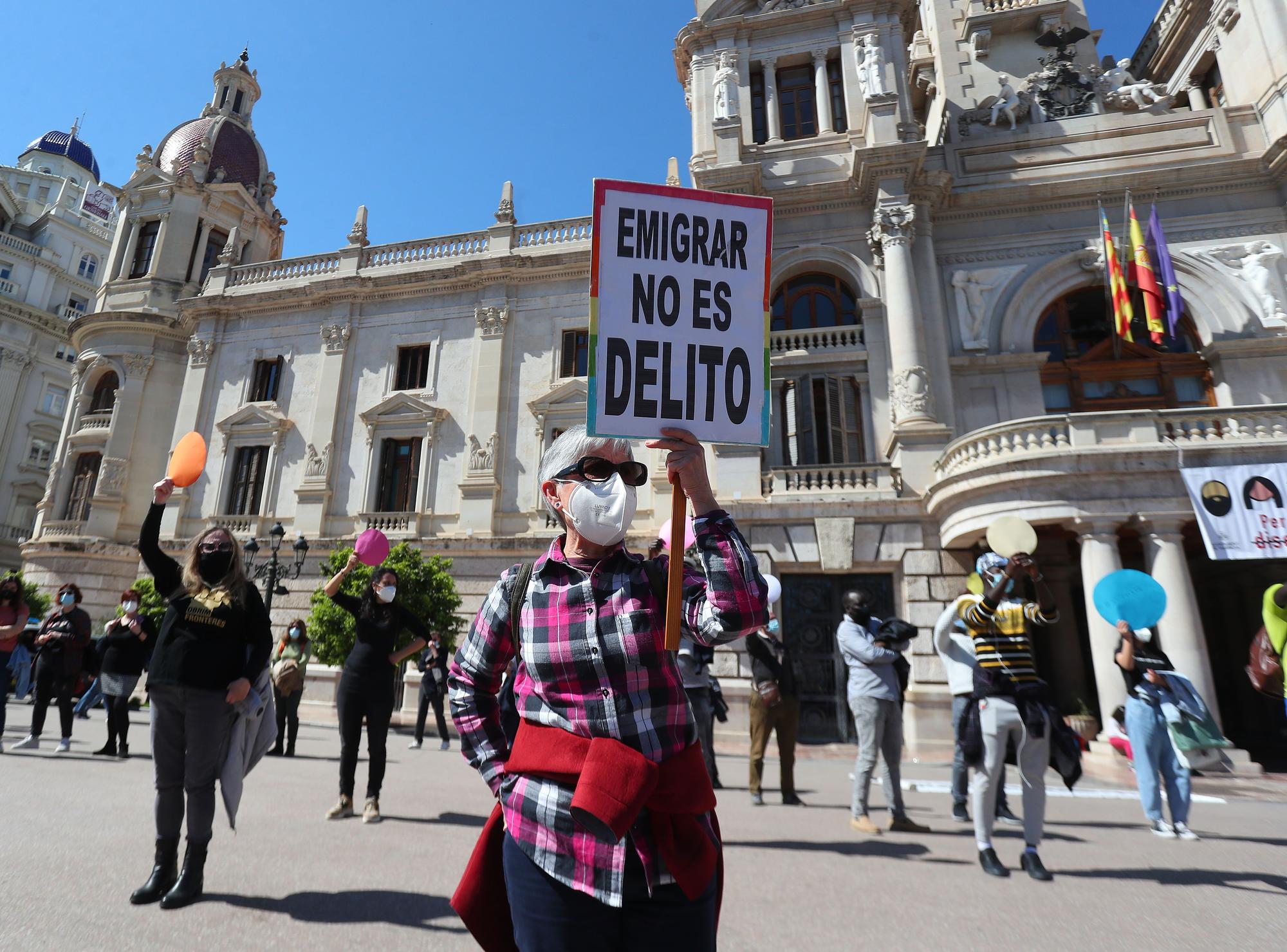 Concentración frente al Ayuntamiento de València contra el racismo